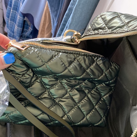 Fun bag with lots of compartments! - Picture 7 of 8